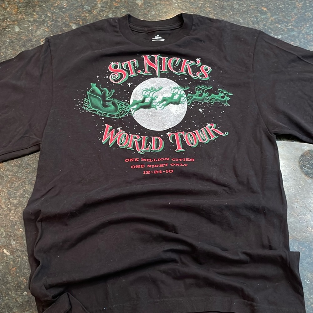 St Nicks Wirld Tour Christmas t shirt - dated 12-24-10 men’s medium